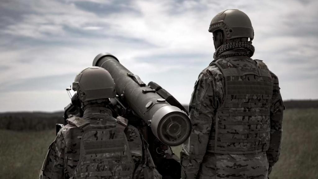 Dos militares operando el sistema de misiles RBS 70 NG.