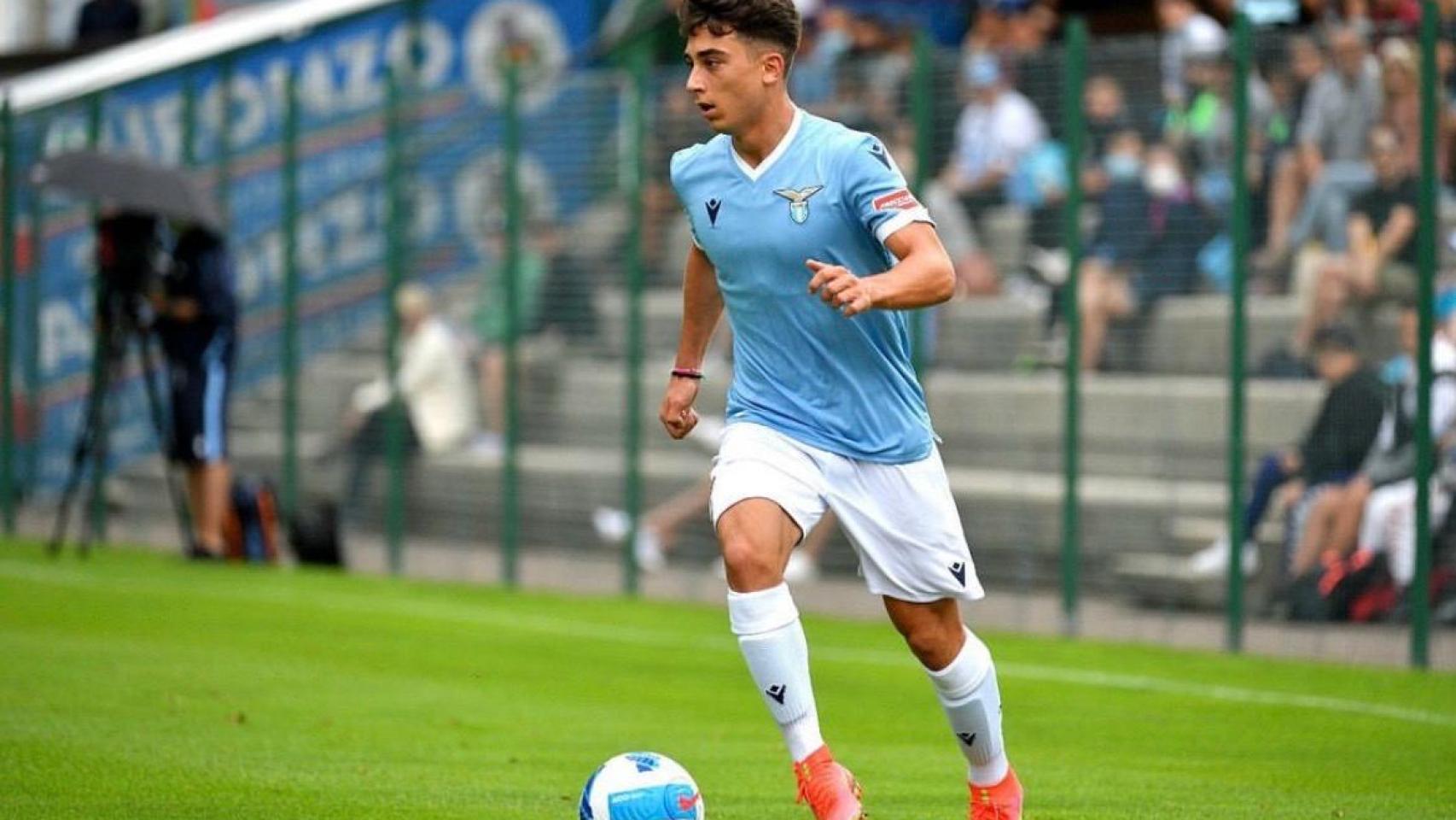 Raúl Moro conduce el balón en un partido con la Lazio.