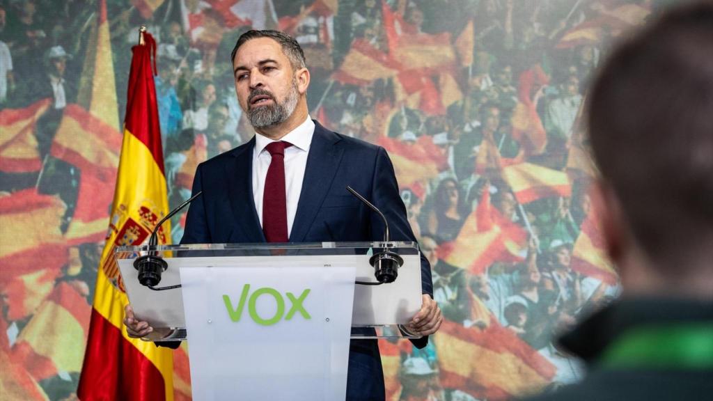 El presidente de VOX, Santiago Abascal, valora los resultados de las elecciones extremeñas en una rueda de prensa, en la sede nacional del partido, a 22 de diciembre de 2025, en Madrid.