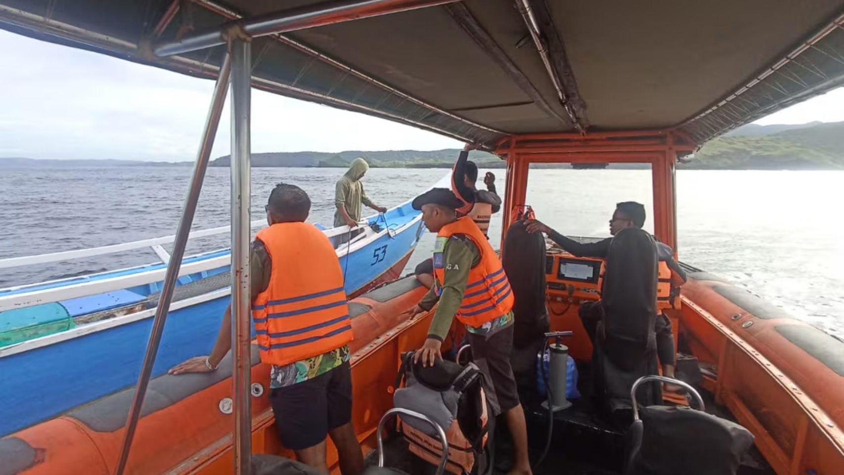 Equipos de búsqueda en Indonesia.