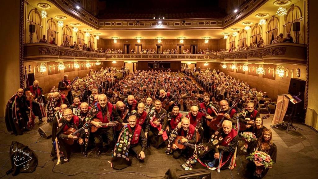 Actuación de la Tuna de Veteranos de A Coruña.