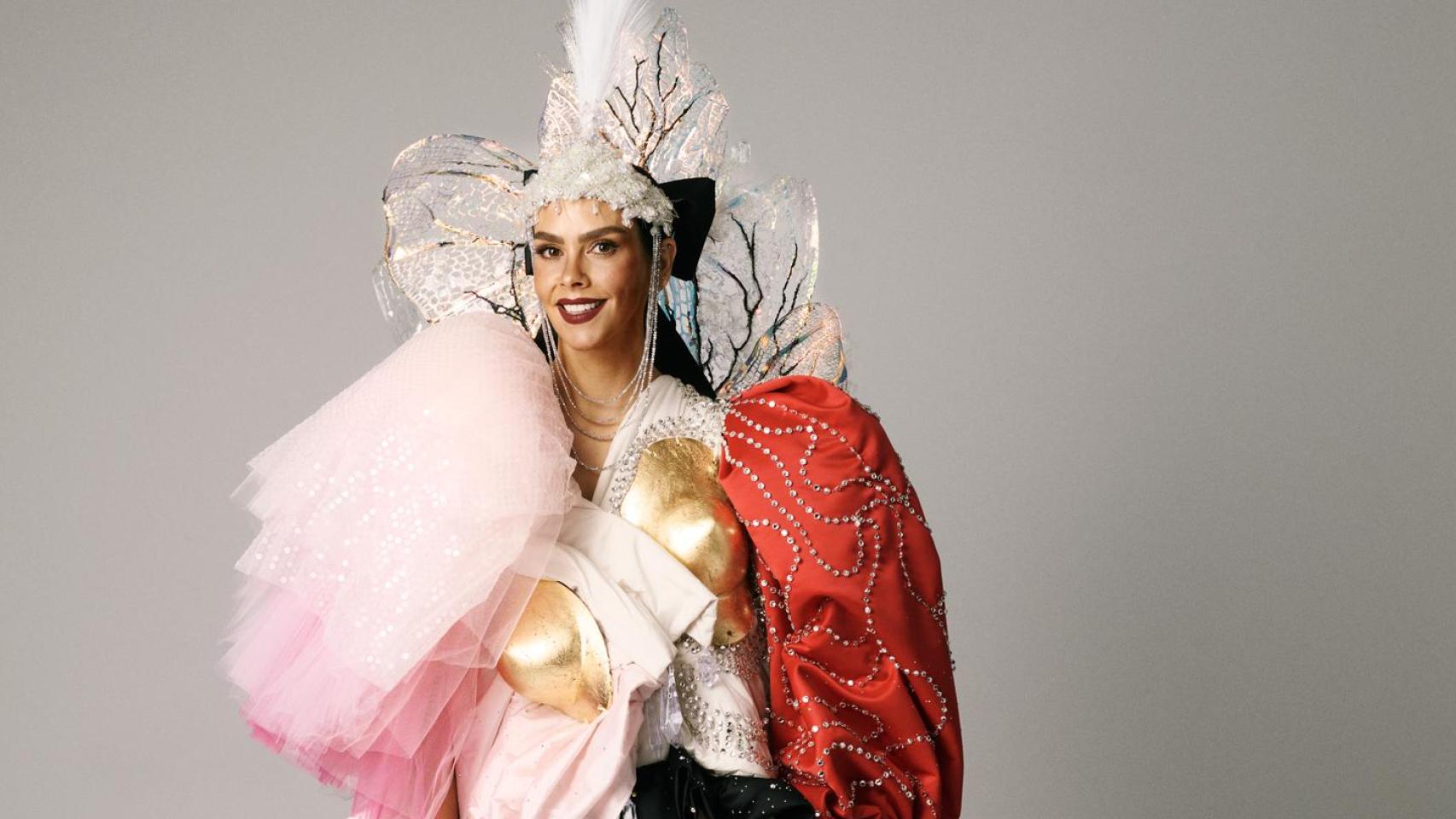 Cristina Pedroche luciendo su vestido-capa de las Campanadas 2025.