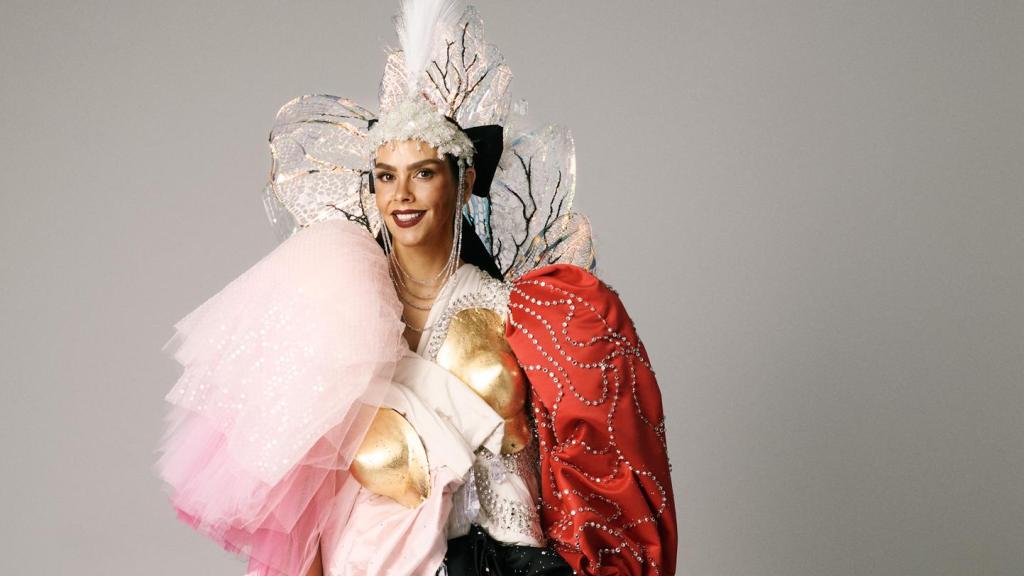 Cristina Pedroche luciendo su vestido-capa de las Campanadas 2025.