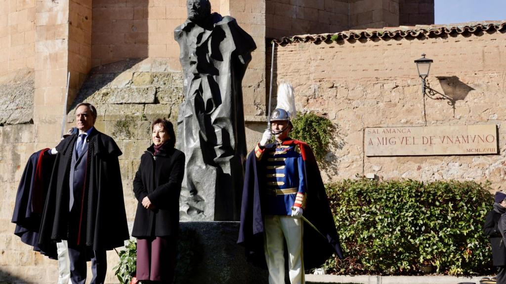 El alcalde de Salamanca, Carlos García Carbayo, y miembros de la Corporación Municipal asisten a la tradicional ofrenda a Miguel de Unamuno