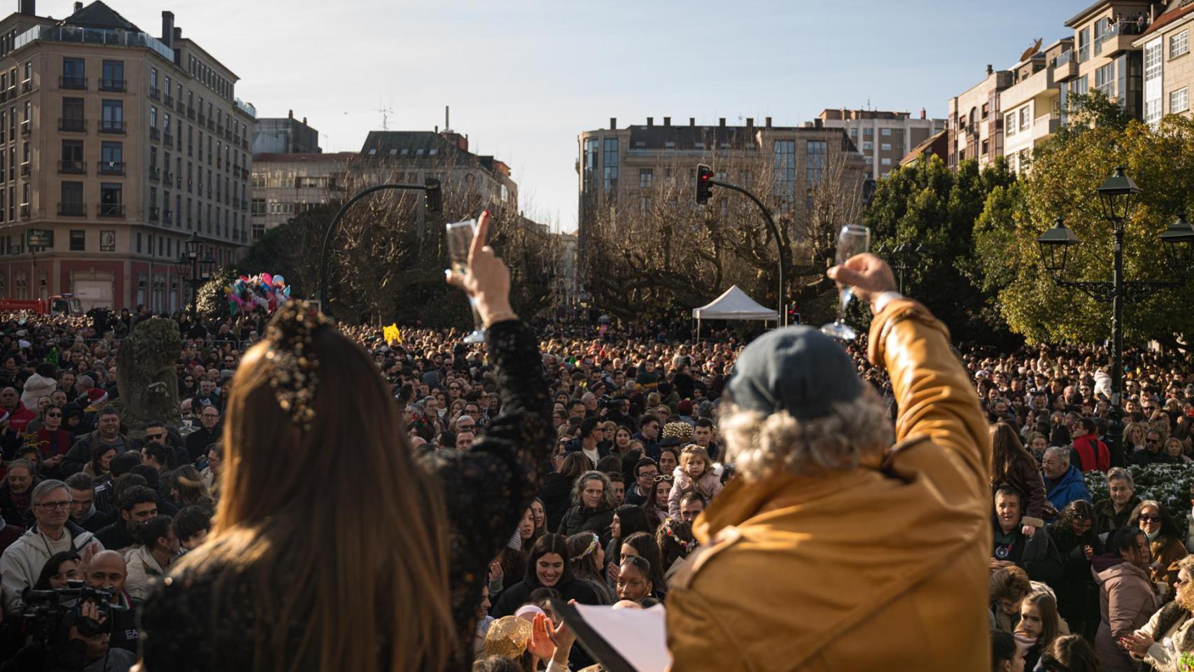 Decenas de personas durante el XXV aniversario de ‘la toma das uvas’ en la Praza de Ravella, a 31 de diciembre de 2025, en Vilagarcía de Arousa, Pontevedra