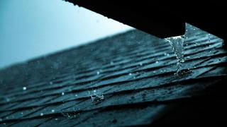 Lluvia cayendo sobre un tejado de una casa.