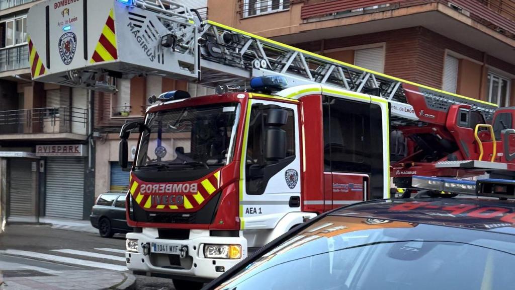 Los bomberos intervienen durante un suceso en León
