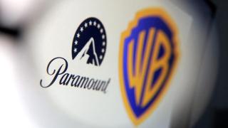 Ilustración con los logos de Paramount Skydance y Warner Bros Discovery.