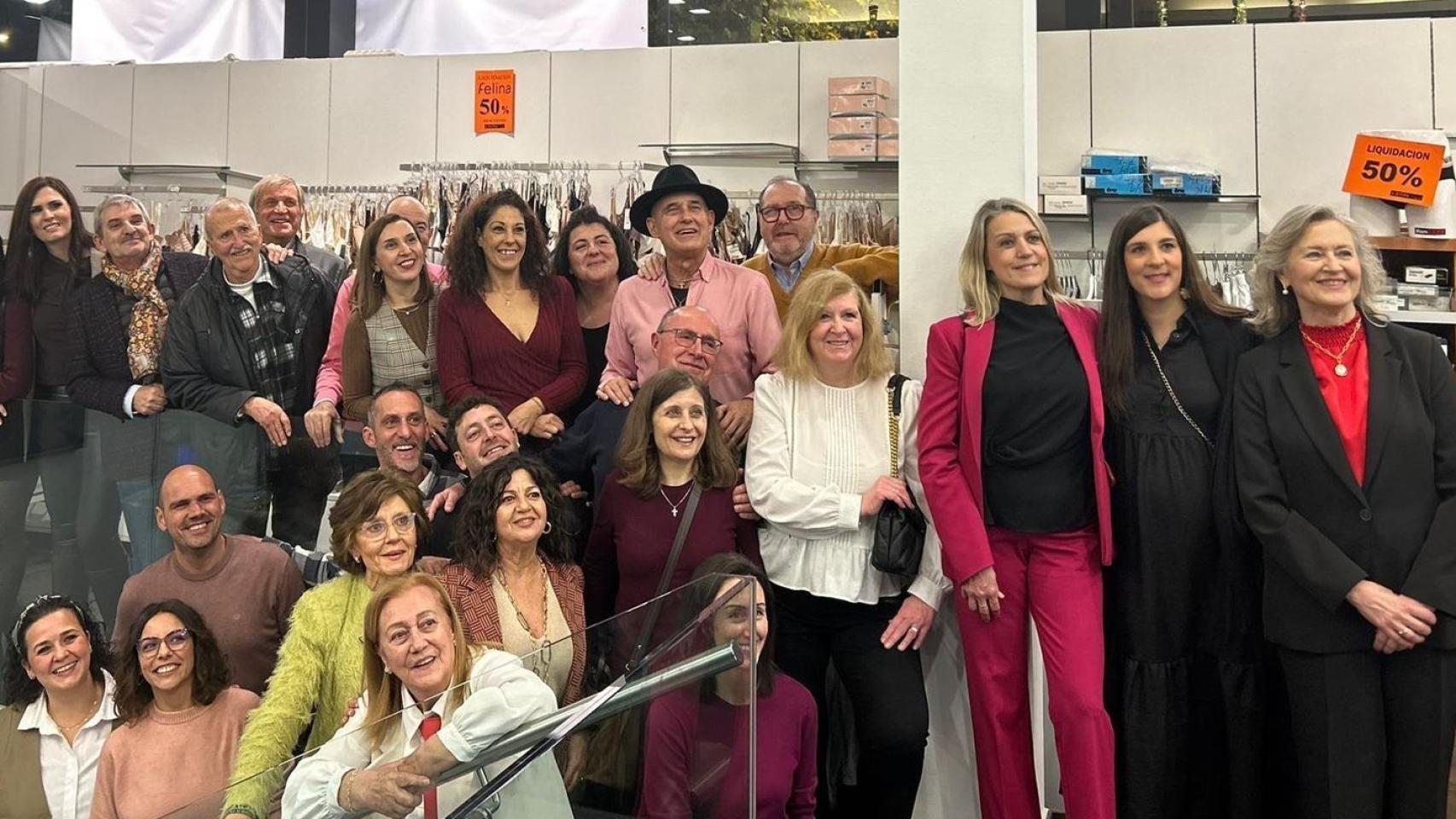 Foto de familia de los propietarios y empleados de Almacenes León este 31 de diciembre, día del cierre definitivo de la tienda.