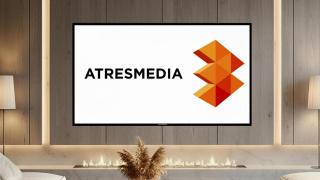 Logo de Atresmedia en una televisión en una casa.