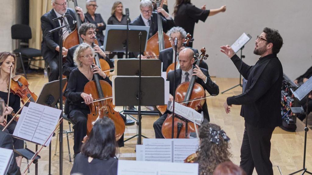Músicos de la orquesta durante el concierto, con Aaron Zapico al frente. Foto: Fundación la Caixa