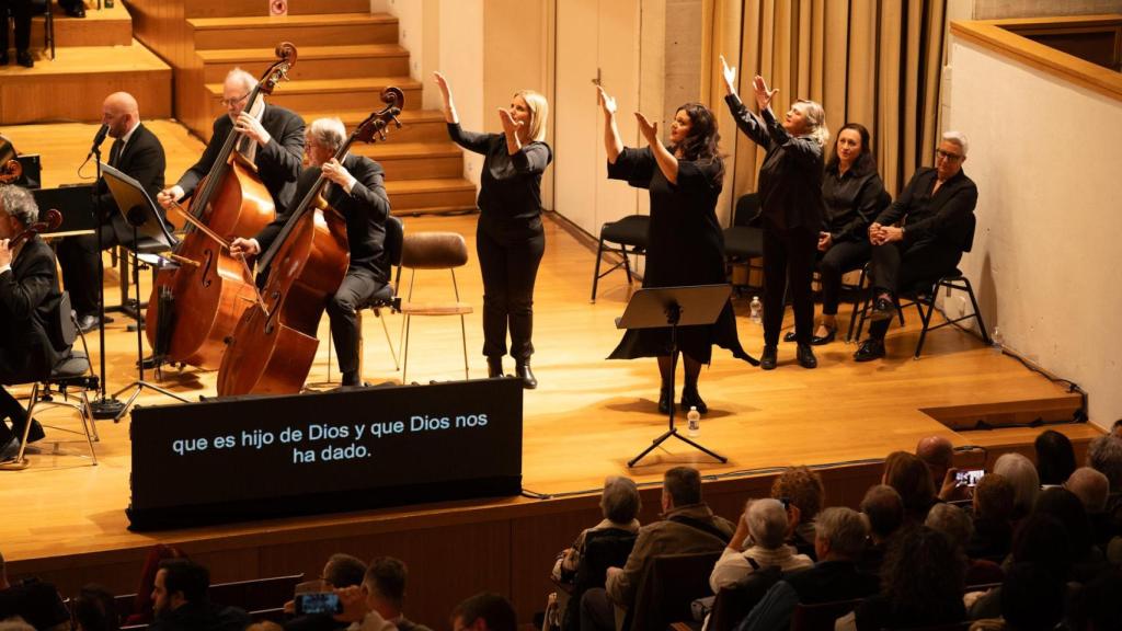 Intérpretes de lengua de signos durante el concierto. Foto: Fundación la Caixa