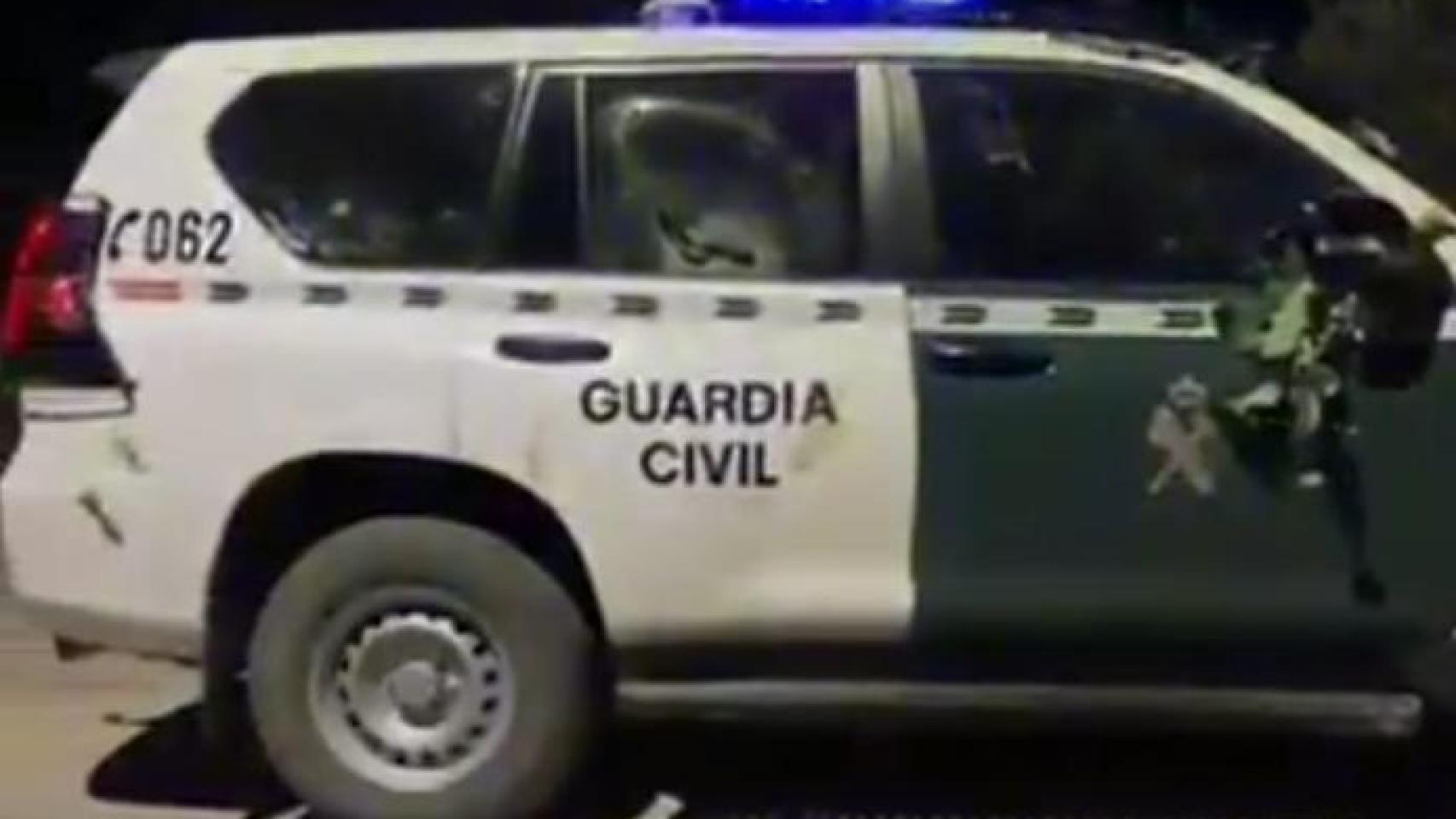 Uno de los vehículos de la Guardia Civil que resultó dañado durante la intervención.