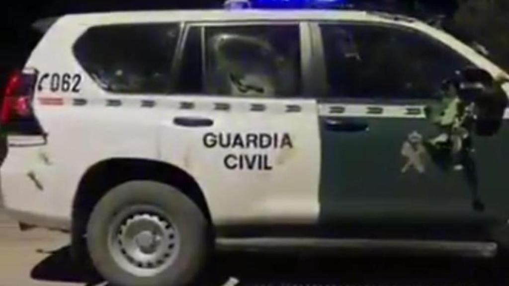 Uno de los vehículos de la Guardia Civil que resultó dañado durante la intervención.