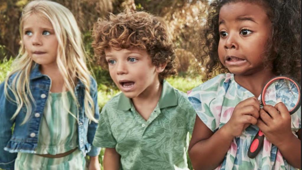 Niños con ropa de Mayoral en una campaña publicitaria.