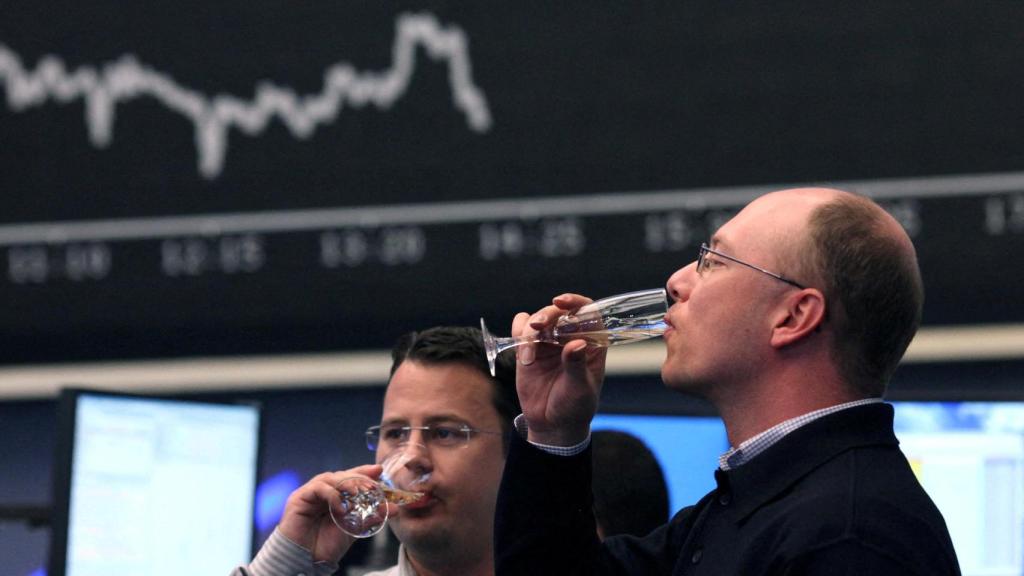 Dos operadores beben champán en la Bolsa de Fráncfort.