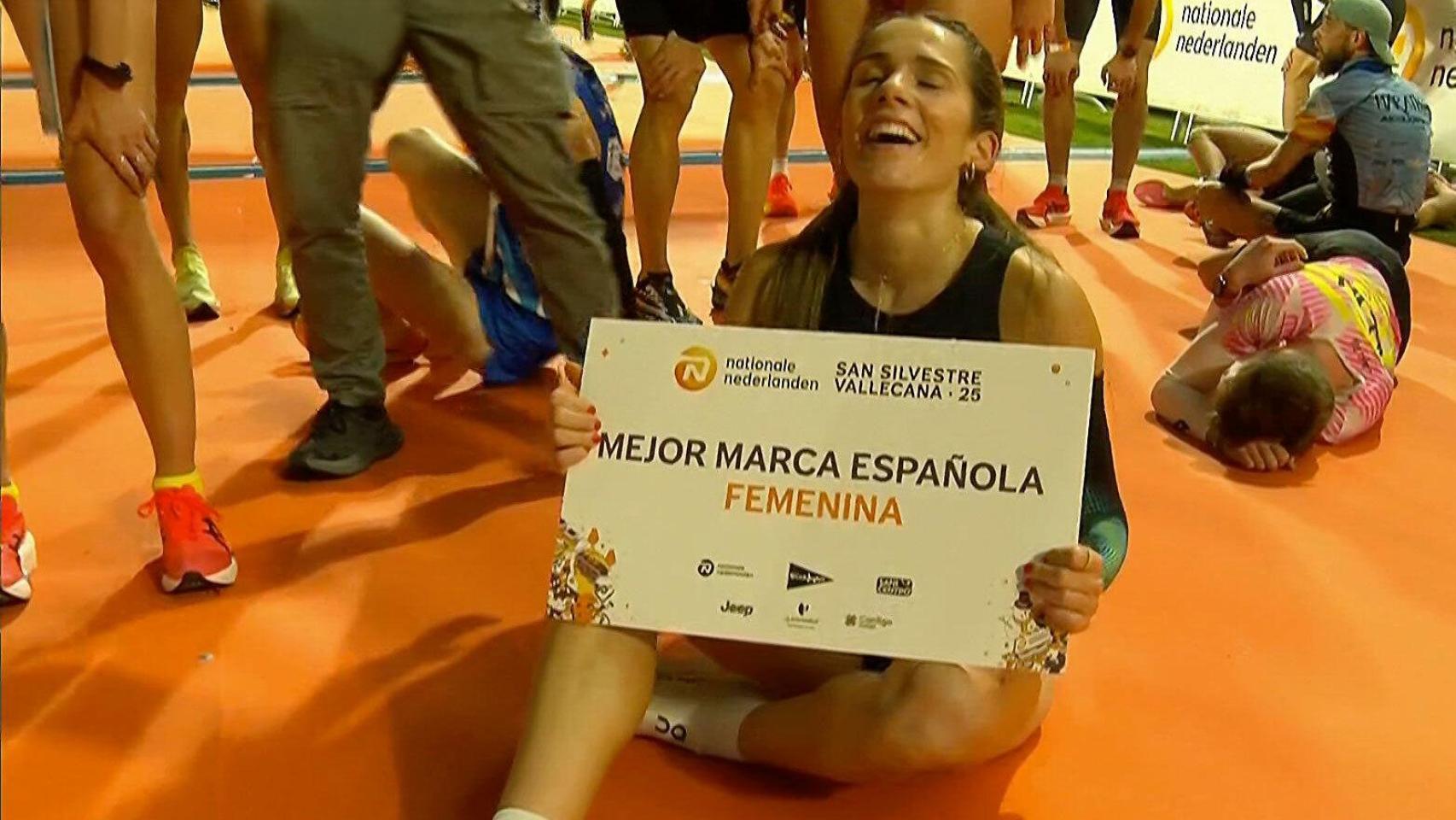 Marta García celebra la victoria en la San Silvestre Vallecana.