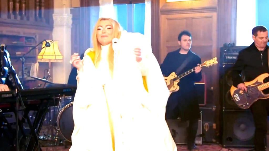 'Todos estamos bailando la misma canción' de La Oreja de Van Gogh.