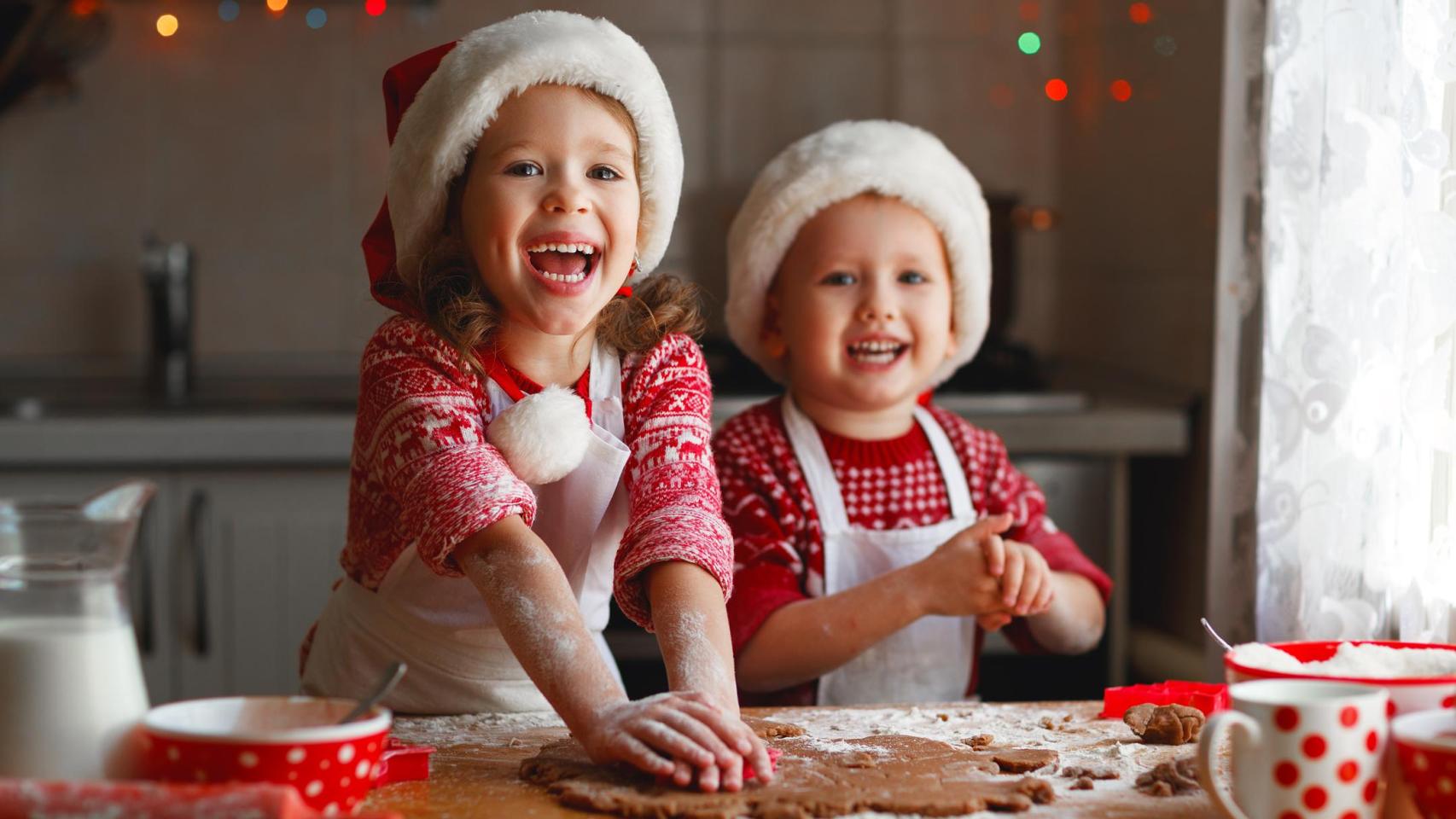 Niños jugando en la cocina.