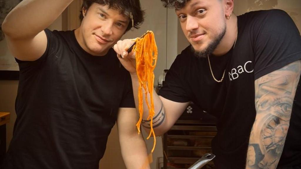 Jordi Cruz y Paolo Romano con las manos en la pasta.