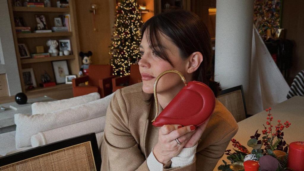 Isabelle Junot mostrando su nuevo bolso.