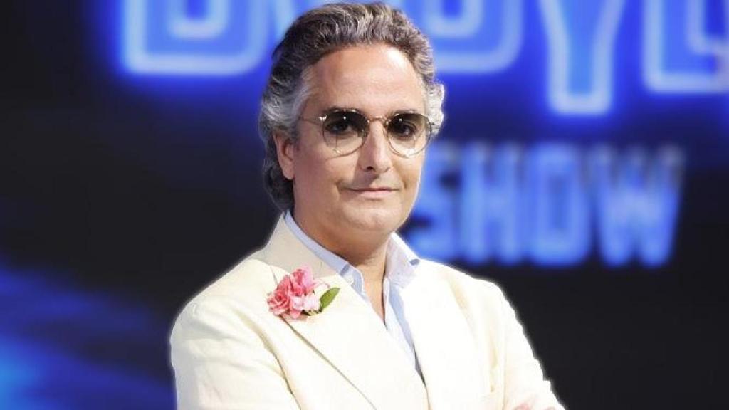 Josie durante la presentación de un programa de televisión.