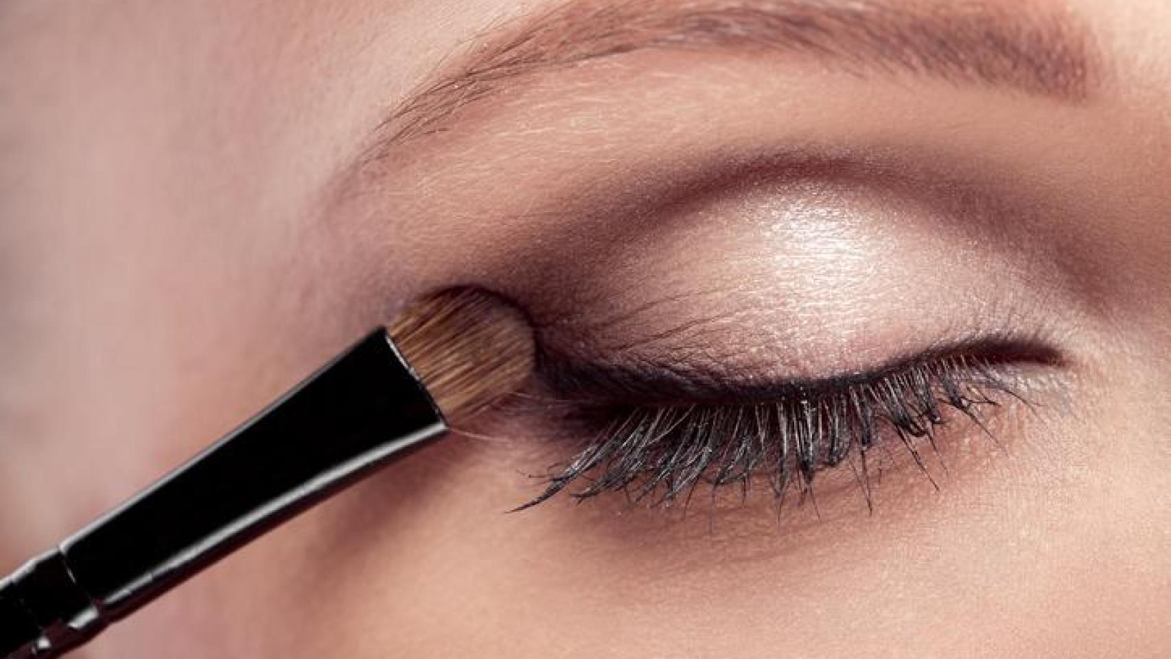 Maquillaje de ojos neutro.