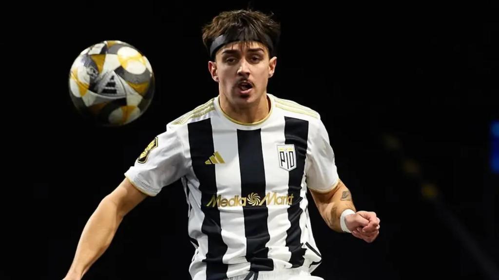 Un jugador de la Kings League usando la cinta de Proteckthor en un partido.