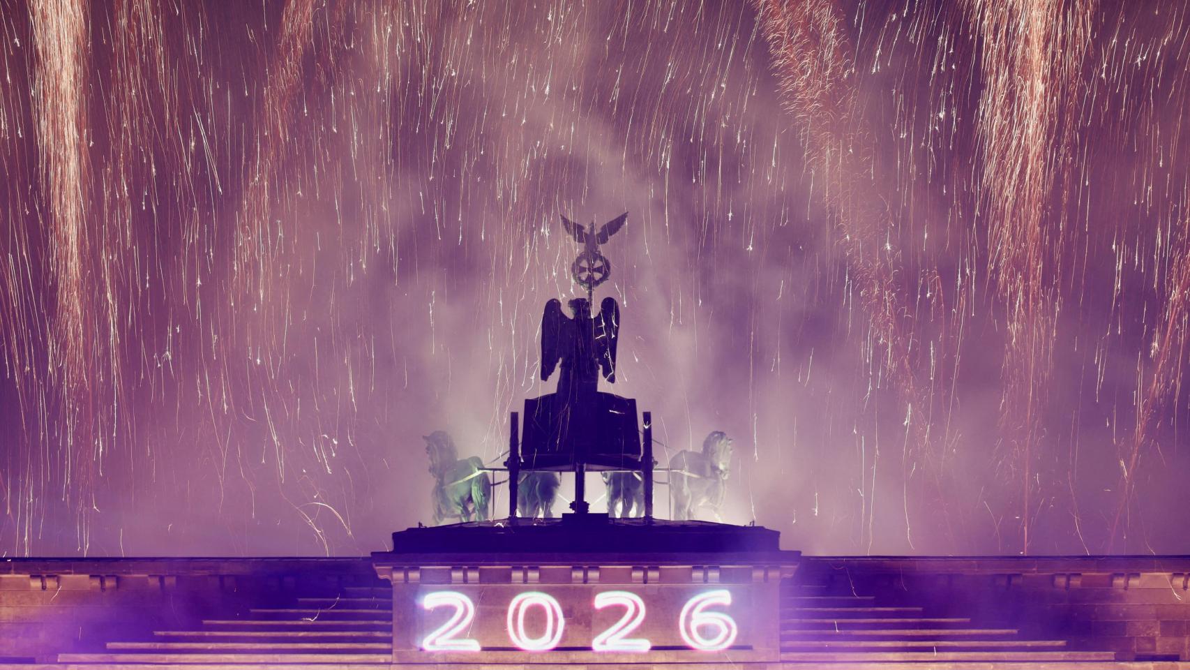 La Puerta de Brandeburgo, en Berlín, rodeada de fuegos artificiales para celebrar la llegada de 2026.
