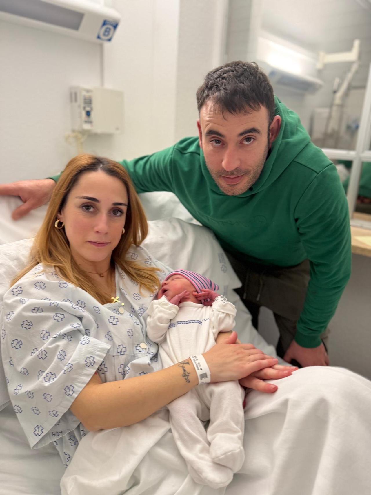 Coral, primera bebé de Galicia en 2026 junto a sus padres