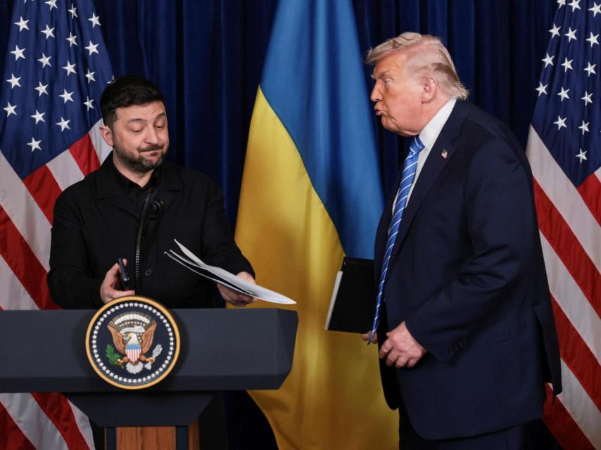 Volodímir Zelenski y Donald Trump tras su encuentro en Mar-a-Lago, atendiendo a la prensa.
