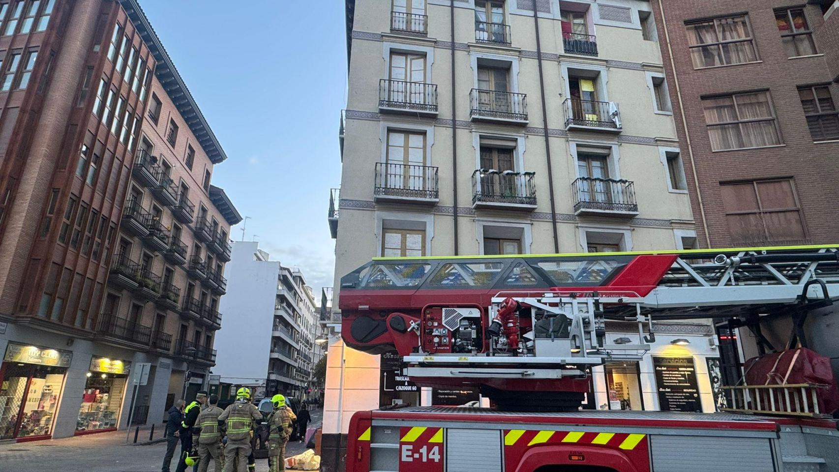 Desalojo del edificio de la calle Azoque, Zaragoza.