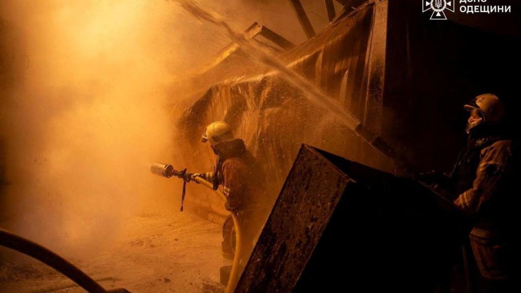 Bomberos trabajan en el lugar de un ataque con drones rusos , en medio del ataque ruso contra Ucrania.