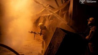 Bomberos trabajan en el lugar de un ataque con drones rusos , en medio del ataque ruso contra Ucrania, en la región de Odesa, Ucrania, en esta imagen difundida el 1 de enero de 2026.