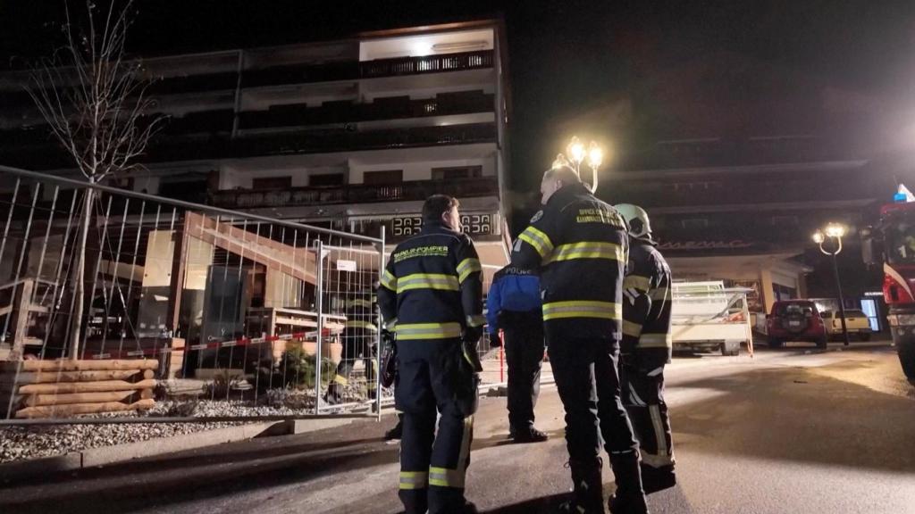 Los bomberos trabajan para rescatar los cuerpos de los fallecidos. Según las primeras hipótesis, el incendio lo causó un accidente provocado por una bengala.