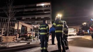 Los bomberos trabajan para rescatar los cuerpos de los fallecidos. Según las primeras hipótesis, el incendio lo causó un accidente provocado por una bengala.