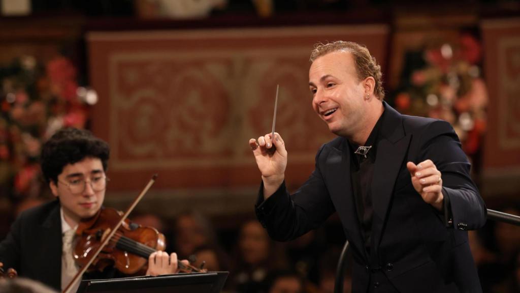 El director Yannick Nézet-Seguin durante el concierto de año nuevo de la Filarmónica de Viena, este jueves, 1 de enero. Foto: EFE/Filarmónica de Viena/Dieter Nagl