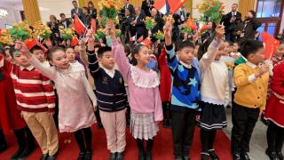 Un grupo de niños chinos durante una recepción oficial.