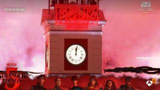 La tipografía del icónico neón del reloj de la Puerta del Sol que felicita el Año Nuevo era la de 'Stranger Things'.
