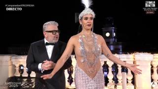 Cristina Pedroche descubre su vestido ante Alberto Chicote en las Campanadas de Atresmedia.