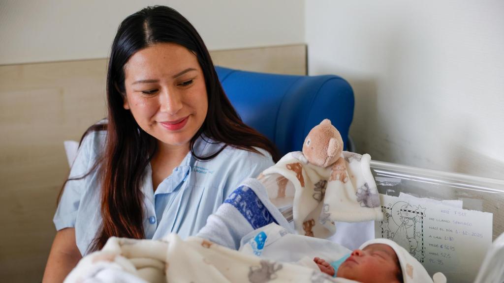 La madre de Santiago, el primer bebé de Madrid, en el Hospital Infanta Leonor, situado en el distrito de Villa de Vallecas de Madrid capital.