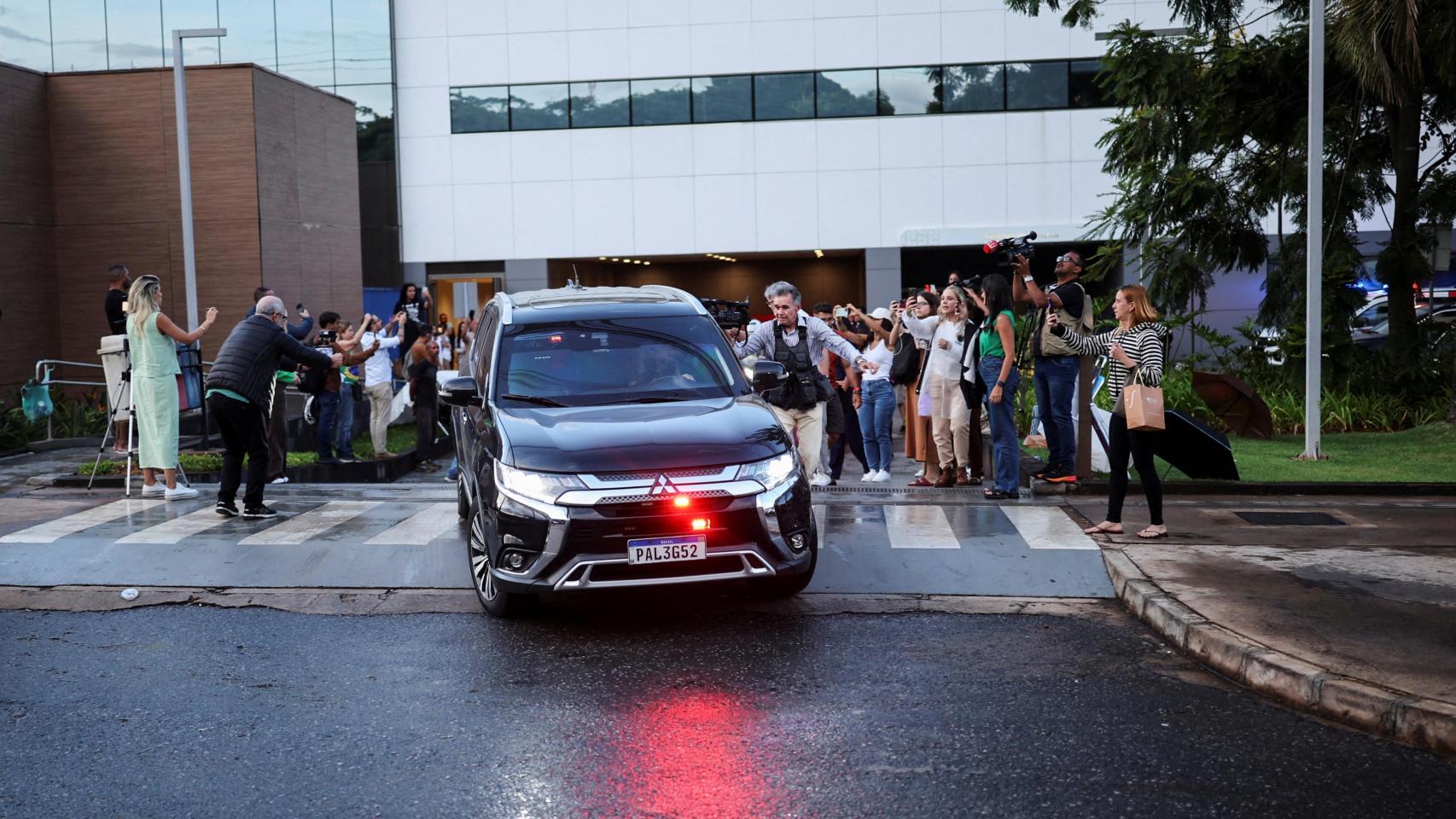Jair Bolsonaro, expresidente de Brasil, abandona el Hospital DF Star de Brasilia, este jueves.