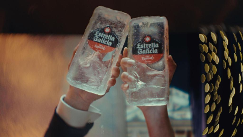 Estrella Galicia brinda con hielo para celebrar el año nuevo.