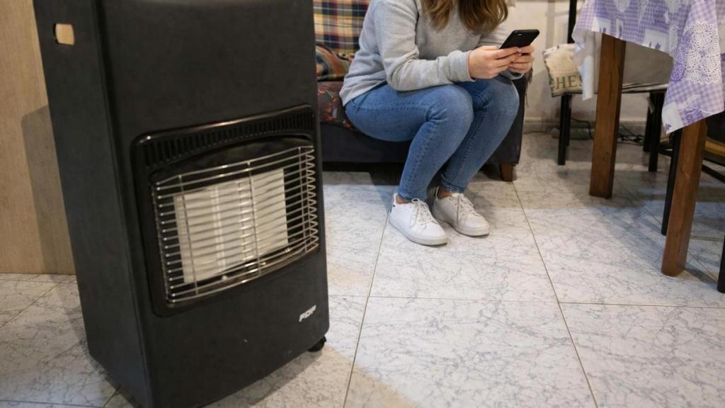 Una chica en una casa sin calefacción.
