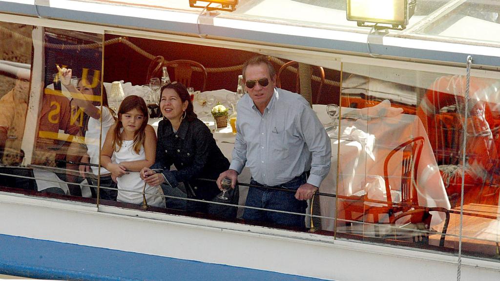 O ator Tommy Lee Jones com sua esposa Dawn Jones e filha em Paris, 2001.
