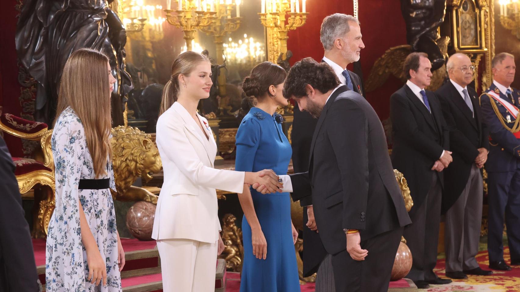 Fernando López Miras, el pasado 31 de octubre de 2023, saludando a la princesa Leonor tras su juramento de la Constitución Española como heredera de la Corona.