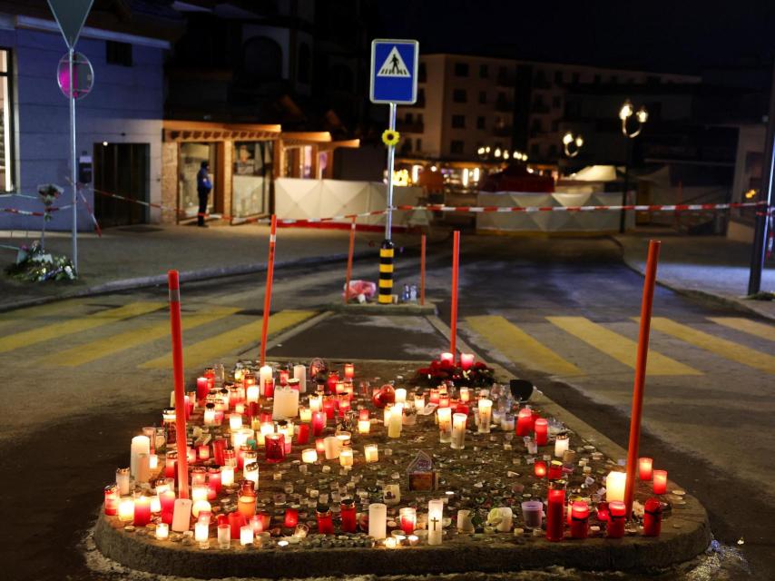 Imagen del tributo espontáneo creado por familiares y vecinos en honor a las víctimas de la tragedia.