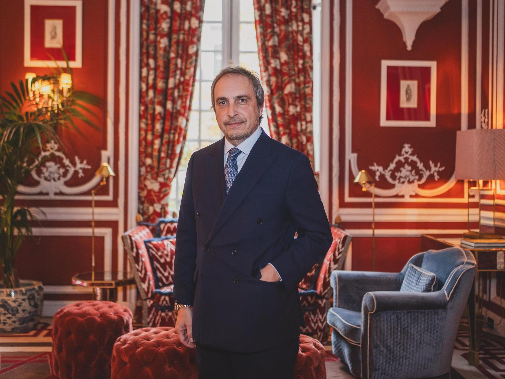 Fernando Núñez, director del Santo Mauro, en el Salón Rojo del hotel.
