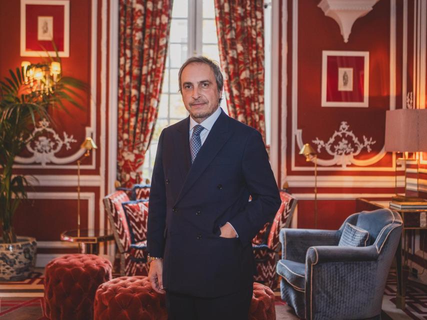 Fernando Núñez, director del Santo Mauro, en el Salón Rojo del hotel.