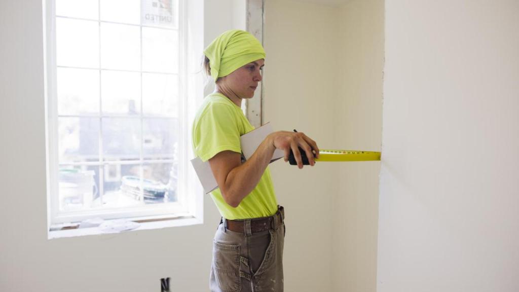 Una mujer midiendo en su casa.